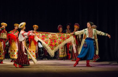 Dnipro, Ukrayna - 7 Kasım 2018: Ulusal gelenekleri, gümrük ve folklor topluluğu Slavutych Devlet Dram Tiyatrosu'nda üyeleri tarafından gerçekleştirilen Ukrayna halkının ayinleri.