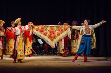 Dnipro, Ukrayna - 7 Kasım 2018: Ulusal gelenekleri, gümrük ve folklor topluluğu Slavutych Devlet Dram Tiyatrosu'nda üyeleri tarafından gerçekleştirilen Ukrayna halkının ayinleri.