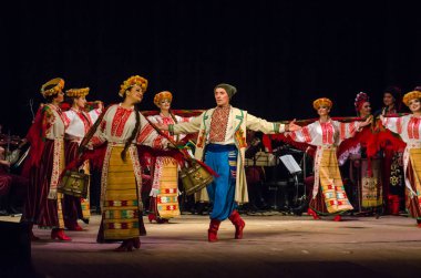 Dnipro, Ukrayna - 7 Kasım 2018: Ulusal gelenekleri, gümrük ve folklor topluluğu Slavutych Devlet Dram Tiyatrosu'nda üyeleri tarafından gerçekleştirilen Ukrayna halkının ayinleri.