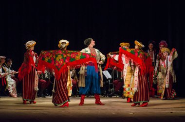 Dnipro, Ukrayna - 7 Kasım 2018: Ulusal gelenekleri, gümrük ve folklor topluluğu Slavutych Devlet Dram Tiyatrosu'nda üyeleri tarafından gerçekleştirilen Ukrayna halkının ayinleri.
