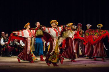Dnipro, Ukrayna - 7 Kasım 2018: Ulusal gelenekleri, gümrük ve folklor topluluğu Slavutych Devlet Dram Tiyatrosu'nda üyeleri tarafından gerçekleştirilen Ukrayna halkının ayinleri.