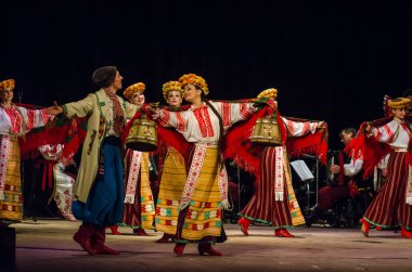 Dnipro, Ukrayna - 7 Kasım 2018: Ulusal gelenekleri, gümrük ve folklor topluluğu Slavutych Devlet Dram Tiyatrosu'nda üyeleri tarafından gerçekleştirilen Ukrayna halkının ayinleri.
