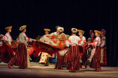 Dnipro, Ukrayna - 7 Kasım 2018: Ulusal gelenekleri, gümrük ve folklor topluluğu Slavutych Devlet Dram Tiyatrosu'nda üyeleri tarafından gerçekleştirilen Ukrayna halkının ayinleri.