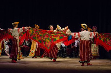 Dnipro, Ukrayna - 7 Kasım 2018: Ulusal gelenekleri, gümrük ve folklor topluluğu Slavutych Devlet Dram Tiyatrosu'nda üyeleri tarafından gerçekleştirilen Ukrayna halkının ayinleri.