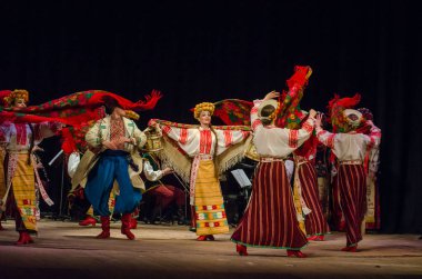 Dnipro, Ukrayna - 7 Kasım 2018: Ulusal gelenekleri, gümrük ve folklor topluluğu Slavutych Devlet Dram Tiyatrosu'nda üyeleri tarafından gerçekleştirilen Ukrayna halkının ayinleri.