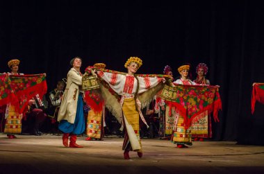 Dnipro, Ukrayna - 7 Kasım 2018: Ulusal gelenekleri, gümrük ve folklor topluluğu Slavutych Devlet Dram Tiyatrosu'nda üyeleri tarafından gerçekleştirilen Ukrayna halkının ayinleri.