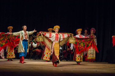 Dnipro, Ukrayna - 7 Kasım 2018: Ulusal gelenekleri, gümrük ve folklor topluluğu Slavutych Devlet Dram Tiyatrosu'nda üyeleri tarafından gerçekleştirilen Ukrayna halkının ayinleri.