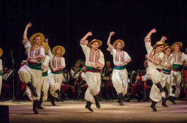 Dnipro, Ukrayna - 7 Kasım 2018: Ulusal gelenekleri, gümrük ve folklor topluluğu Slavutych Devlet Dram Tiyatrosu'nda üyeleri tarafından gerçekleştirilen Ukrayna halkının ayinleri.