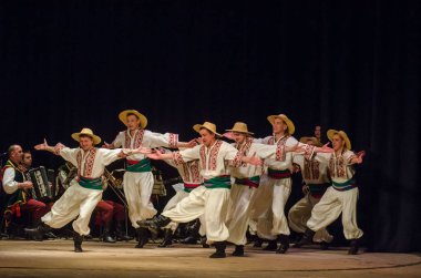Dnipro, Ukrayna - 7 Kasım 2018: Ulusal gelenekleri, gümrük ve folklor topluluğu Slavutych Devlet Dram Tiyatrosu'nda üyeleri tarafından gerçekleştirilen Ukrayna halkının ayinleri.