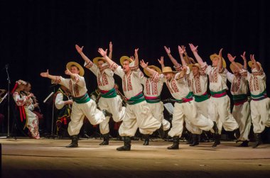 Dnipro, Ukrayna - 7 Kasım 2018: Ulusal gelenekleri, gümrük ve folklor topluluğu Slavutych Devlet Dram Tiyatrosu'nda üyeleri tarafından gerçekleştirilen Ukrayna halkının ayinleri.