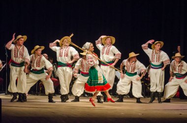 Dnipro, Ukrayna - 7 Kasım 2018: Ulusal gelenekleri, gümrük ve folklor topluluğu Slavutych Devlet Dram Tiyatrosu'nda üyeleri tarafından gerçekleştirilen Ukrayna halkının ayinleri.