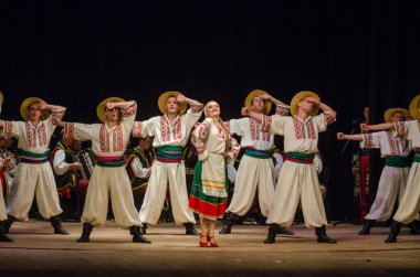 Dnipro, Ukrayna - 7 Kasım 2018: Ulusal gelenekleri, gümrük ve folklor topluluğu Slavutych Devlet Dram Tiyatrosu'nda üyeleri tarafından gerçekleştirilen Ukrayna halkının ayinleri.