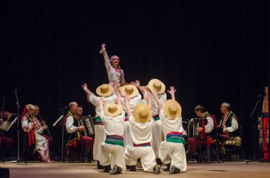 Dnipro, Ukrayna - 7 Kasım 2018: Ulusal gelenekleri, gümrük ve folklor topluluğu Slavutych Devlet Dram Tiyatrosu'nda üyeleri tarafından gerçekleştirilen Ukrayna halkının ayinleri.