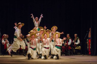 Dnipro, Ukrayna - 7 Kasım 2018: Ulusal gelenekleri, gümrük ve folklor topluluğu Slavutych Devlet Dram Tiyatrosu'nda üyeleri tarafından gerçekleştirilen Ukrayna halkının ayinleri.