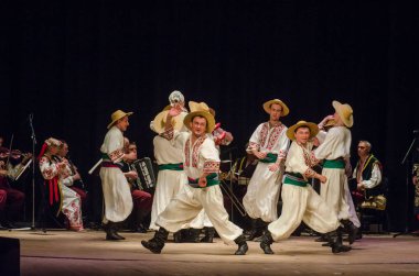 Dnipro, Ukrayna - 7 Kasım 2018: Ulusal gelenekleri, gümrük ve folklor topluluğu Slavutych Devlet Dram Tiyatrosu'nda üyeleri tarafından gerçekleştirilen Ukrayna halkının ayinleri.