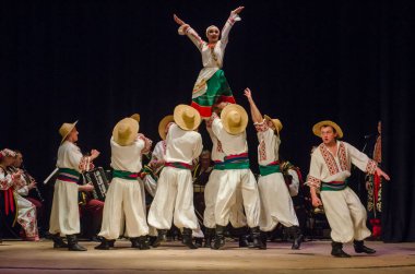 Dnipro, Ukrayna - 7 Kasım 2018: Ulusal gelenekleri, gümrük ve folklor topluluğu Slavutych Devlet Dram Tiyatrosu'nda üyeleri tarafından gerçekleştirilen Ukrayna halkının ayinleri.