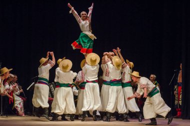 Dnipro, Ukrayna - 7 Kasım 2018: Ulusal gelenekleri, gümrük ve folklor topluluğu Slavutych Devlet Dram Tiyatrosu'nda üyeleri tarafından gerçekleştirilen Ukrayna halkının ayinleri.