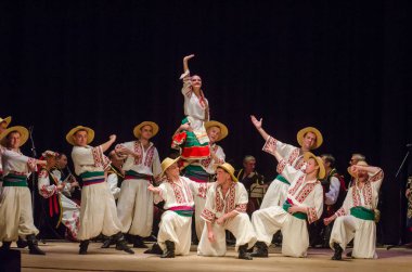 Dnipro, Ukrayna - 7 Kasım 2018: Ulusal gelenekleri, gümrük ve folklor topluluğu Slavutych Devlet Dram Tiyatrosu'nda üyeleri tarafından gerçekleştirilen Ukrayna halkının ayinleri.