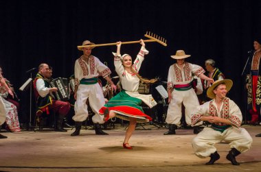 Dnipro, Ukrayna - 7 Kasım 2018: Ulusal gelenekleri, gümrük ve folklor topluluğu Slavutych Devlet Dram Tiyatrosu'nda üyeleri tarafından gerçekleştirilen Ukrayna halkının ayinleri.