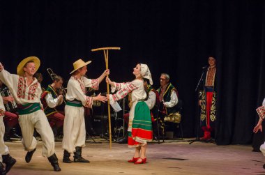 Dnipro, Ukrayna - 7 Kasım 2018: Ulusal gelenekleri, gümrük ve folklor topluluğu Slavutych Devlet Dram Tiyatrosu'nda üyeleri tarafından gerçekleştirilen Ukrayna halkının ayinleri.