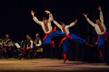 Dnipro, Ukrayna - 7 Kasım 2018: Ulusal gelenekleri, gümrük ve folklor topluluğu Slavutych Devlet Dram Tiyatrosu'nda üyeleri tarafından gerçekleştirilen Ukrayna halkının ayinleri.