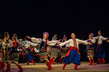 Dnipro, Ukrayna - 7 Kasım 2018: Ulusal gelenekleri, gümrük ve folklor topluluğu Slavutych Devlet Dram Tiyatrosu'nda üyeleri tarafından gerçekleştirilen Ukrayna halkının ayinleri.