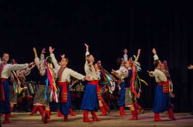 Dnipro, Ukrayna - 7 Kasım 2018: Ulusal gelenekleri, gümrük ve folklor topluluğu Slavutych Devlet Dram Tiyatrosu'nda üyeleri tarafından gerçekleştirilen Ukrayna halkının ayinleri.