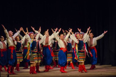Dnipro, Ukrayna - 7 Kasım 2018: Ulusal gelenekleri, gümrük ve folklor topluluğu Slavutych Devlet Dram Tiyatrosu'nda üyeleri tarafından gerçekleştirilen Ukrayna halkının ayinleri.