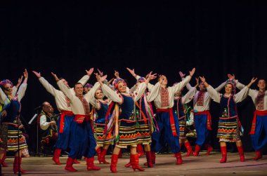 Dnipro, Ukrayna - 7 Kasım 2018: Ulusal gelenekleri, gümrük ve folklor topluluğu Slavutych Devlet Dram Tiyatrosu'nda üyeleri tarafından gerçekleştirilen Ukrayna halkının ayinleri.