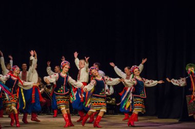 Dnipro, Ukrayna - 7 Kasım 2018: Ulusal gelenekleri, gümrük ve folklor topluluğu Slavutych Devlet Dram Tiyatrosu'nda üyeleri tarafından gerçekleştirilen Ukrayna halkının ayinleri.