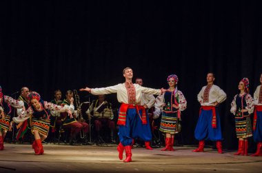 Dnipro, Ukrayna - 7 Kasım 2018: Ulusal gelenekleri, gümrük ve folklor topluluğu Slavutych Devlet Dram Tiyatrosu'nda üyeleri tarafından gerçekleştirilen Ukrayna halkının ayinleri.
