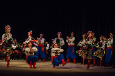 Dnipro, Ukrayna - 7 Kasım 2018: Ulusal gelenekleri, gümrük ve folklor topluluğu Slavutych Devlet Dram Tiyatrosu'nda üyeleri tarafından gerçekleştirilen Ukrayna halkının ayinleri.