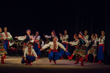 Dnipro, Ukrayna - 7 Kasım 2018: Ulusal gelenekleri, gümrük ve folklor topluluğu Slavutych Devlet Dram Tiyatrosu'nda üyeleri tarafından gerçekleştirilen Ukrayna halkının ayinleri.