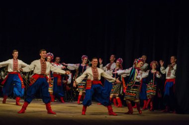 Dnipro, Ukrayna - 7 Kasım 2018: Ulusal gelenekleri, gümrük ve folklor topluluğu Slavutych Devlet Dram Tiyatrosu'nda üyeleri tarafından gerçekleştirilen Ukrayna halkının ayinleri.