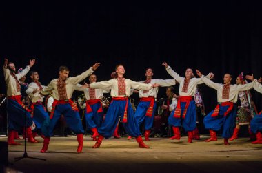 Dnipro, Ukrayna - 7 Kasım 2018: Ulusal gelenekleri, gümrük ve folklor topluluğu Slavutych Devlet Dram Tiyatrosu'nda üyeleri tarafından gerçekleştirilen Ukrayna halkının ayinleri.