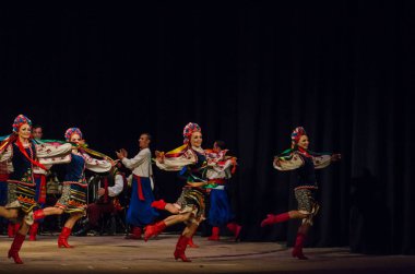 Dnipro, Ukrayna - 7 Kasım 2018: Ulusal gelenekleri, gümrük ve folklor topluluğu Slavutych Devlet Dram Tiyatrosu'nda üyeleri tarafından gerçekleştirilen Ukrayna halkının ayinleri.