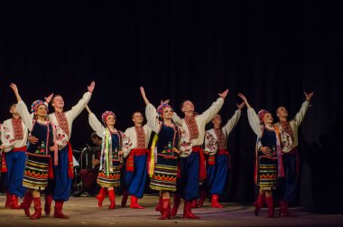 Dnipro, Ukrayna - 7 Kasım 2018: Ulusal gelenekleri, gümrük ve folklor topluluğu Slavutych Devlet Dram Tiyatrosu'nda üyeleri tarafından gerçekleştirilen Ukrayna halkının ayinleri.