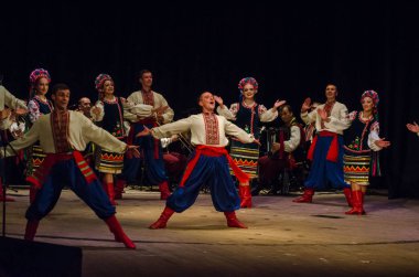 Dnipro, Ukrayna - 7 Kasım 2018: Ulusal gelenekleri, gümrük ve folklor topluluğu Slavutych Devlet Dram Tiyatrosu'nda üyeleri tarafından gerçekleştirilen Ukrayna halkının ayinleri.
