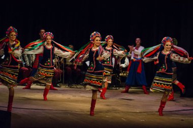 Dnipro, Ukrayna - 7 Kasım 2018: Ulusal gelenekleri, gümrük ve folklor topluluğu Slavutych Devlet Dram Tiyatrosu'nda üyeleri tarafından gerçekleştirilen Ukrayna halkının ayinleri.
