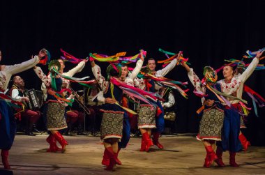 Dnipro, Ukrayna - 7 Kasım 2018: Ulusal gelenekleri, gümrük ve folklor topluluğu Slavutych Devlet Dram Tiyatrosu'nda üyeleri tarafından gerçekleştirilen Ukrayna halkının ayinleri.
