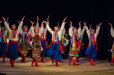 Dnipro, Ukrayna - 7 Kasım 2018: Ulusal gelenekleri, gümrük ve folklor topluluğu Slavutych Devlet Dram Tiyatrosu'nda üyeleri tarafından gerçekleştirilen Ukrayna halkının ayinleri.