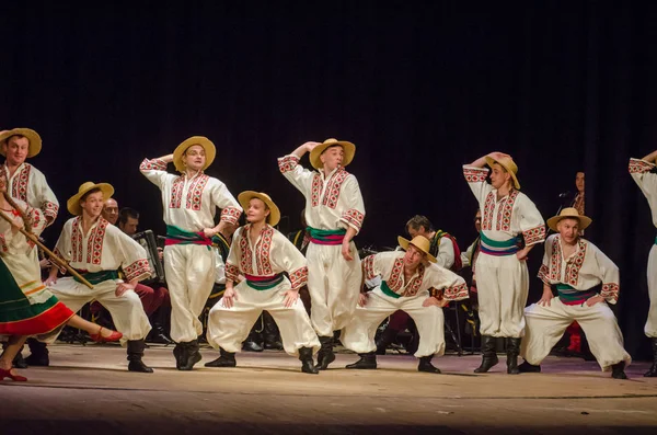 ドニエプル ウクライナ 2018 国民の伝統 民俗アンサンブル スラヴィティチ国立ドラマ劇場でのメンバーによって実行されるウクライナ人の儀式 — ストック写真