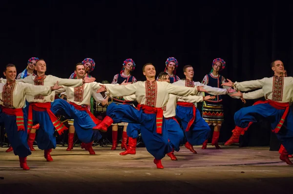 乌克兰第聂伯罗 2018年11月7日 乌克兰人民的民族传统 习俗和仪式 由民俗合唱团成员在国家戏剧剧院表演 — 图库照片