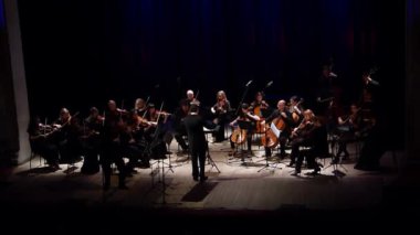 Dnipro, Ukrayna - 22 Ekim 2018: Üyeler, dört mevsim Oda Orkestrası - Ana iletken Dmitry Logvin gerçekleştirmek Felix Mendelssohn Devlet Dram Tiyatrosu'nda film müzikleri.