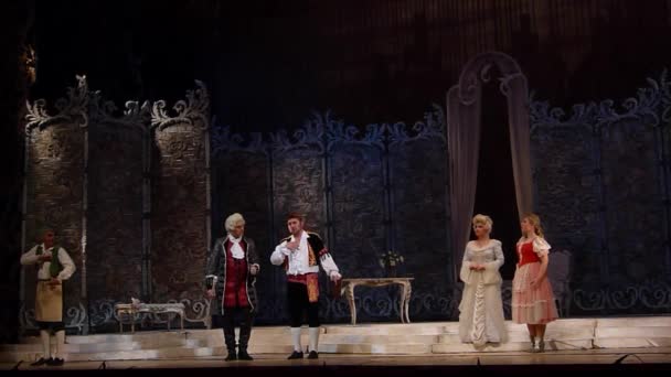 ドニプロ オペラ バレエ劇場のメンバーによって実行されるドニエプル ウクライナ 2018 フィガロの結婚オペラ — ストック動画