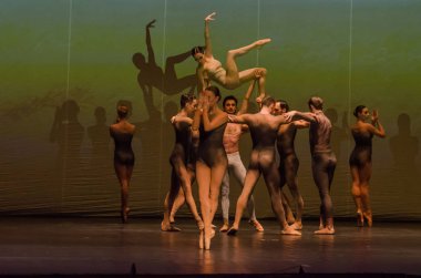 Dnipro, Ukrayna - 17 Kasım 2018: Ulusal Bale Dnipro Devlet Opera ve Bale gösterisinde üyeleri tarafından gerçekleştirilen gece bale çocuklarının.