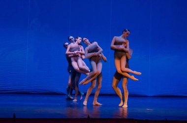 Dnipro, Ukrayna - 17 Kasım 2018: Ulusal Bale Dnipro Devlet Opera ve Bale gösterisinde üyeleri tarafından gerçekleştirilen gece bale çocuklarının.