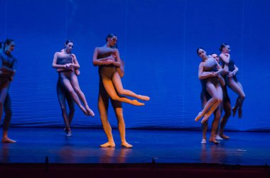 Dnipro, Ukrayna - 17 Kasım 2018: Ulusal Bale Dnipro Devlet Opera ve Bale gösterisinde üyeleri tarafından gerçekleştirilen gece bale çocuklarının.