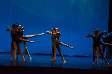 Dnipro, Ukrayna - 17 Kasım 2018: Ulusal Bale Dnipro Devlet Opera ve Bale gösterisinde üyeleri tarafından gerçekleştirilen gece bale çocuklarının.