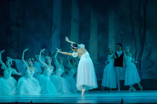 ドニプロ オペラ バレエ劇場のメンバーによって実行されるドニエプル ウクライナ 2018 クラシック バレエ フレデリック ショパンの音楽を形勢 — ストック写真